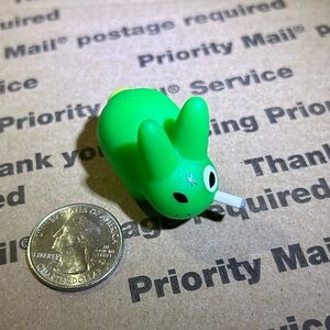 "Florescent Green" Smorkin' Labbits Series
2 Figurine (2005) by Kidrobot